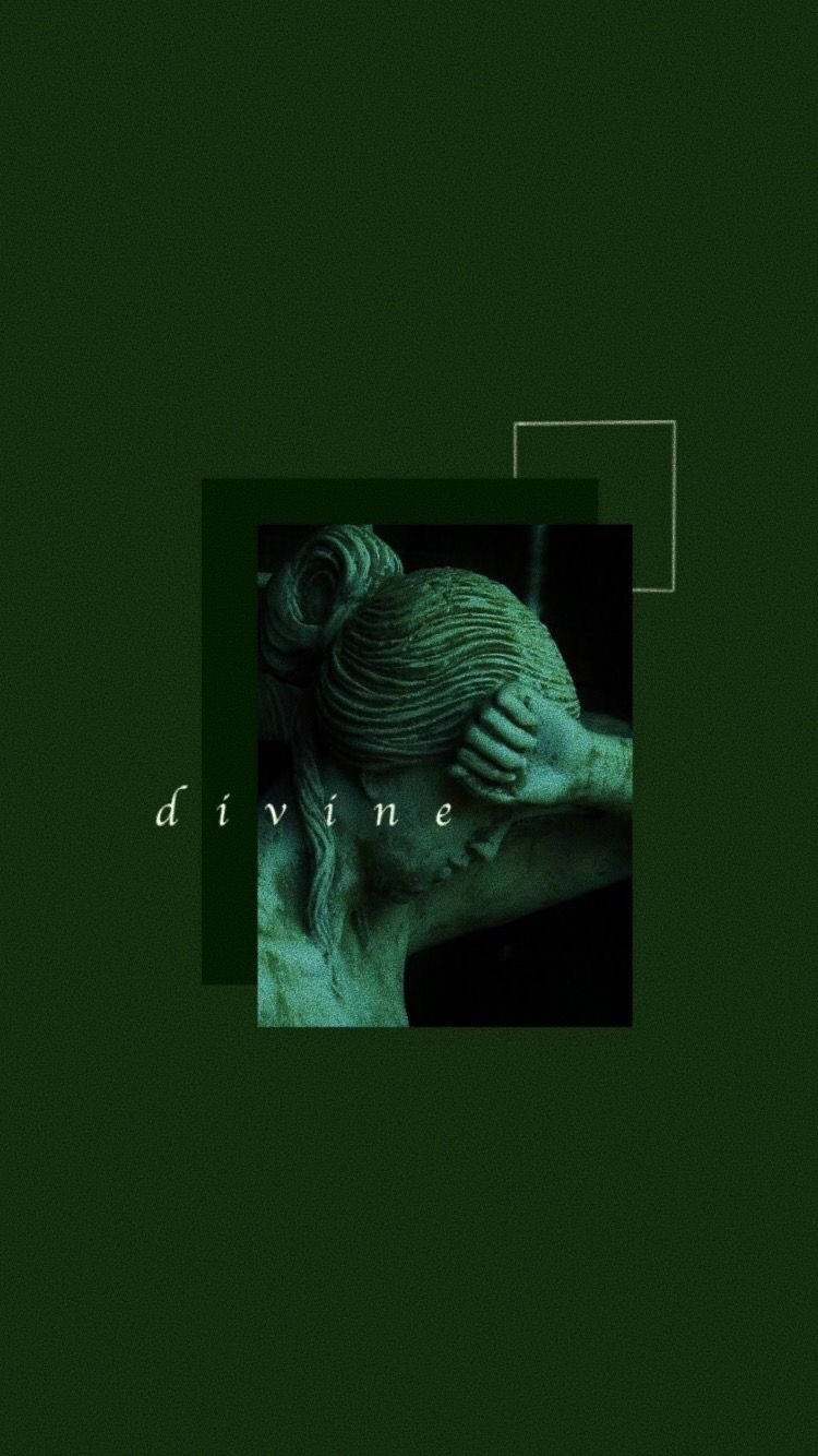 一個藍綠色的女性雕像，手抱著頭，上面覆蓋著「divine」字樣。