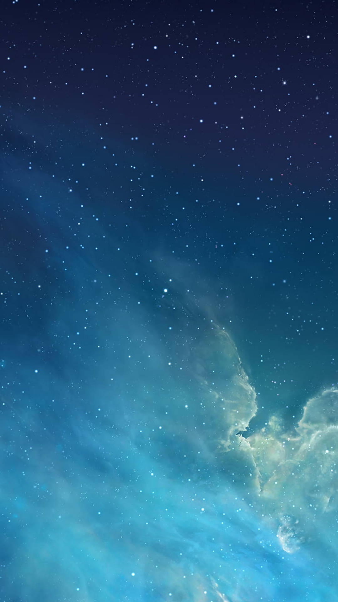 星空夜景，發光的藍色星雲和縷縷雲彩。