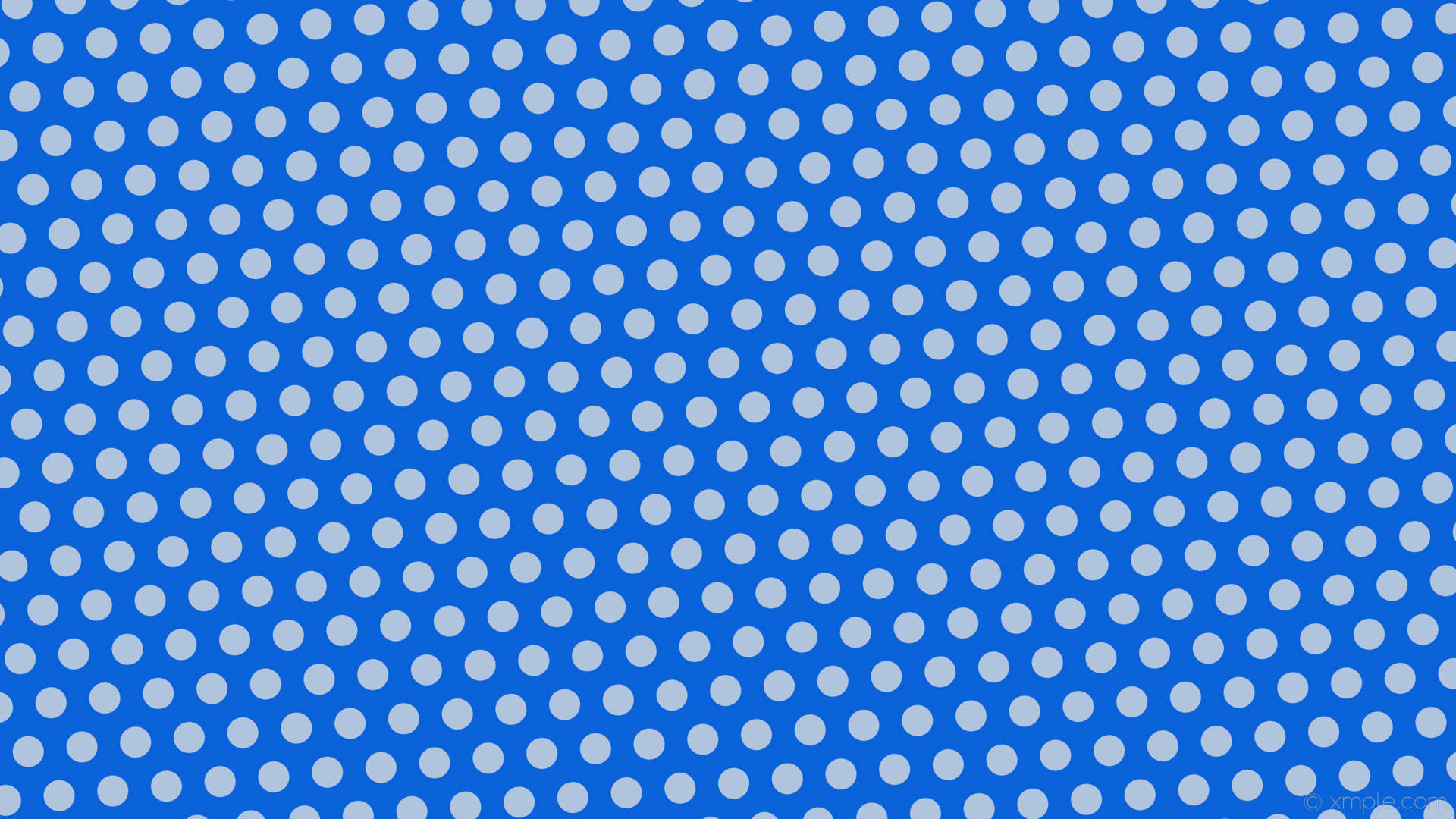 淺藍底配灰色波點 壁紙 — 一個大膽的藍色背景，上面覆蓋著均勻分佈的淺灰色圓點，形成一個乾淨的幾何圖案。