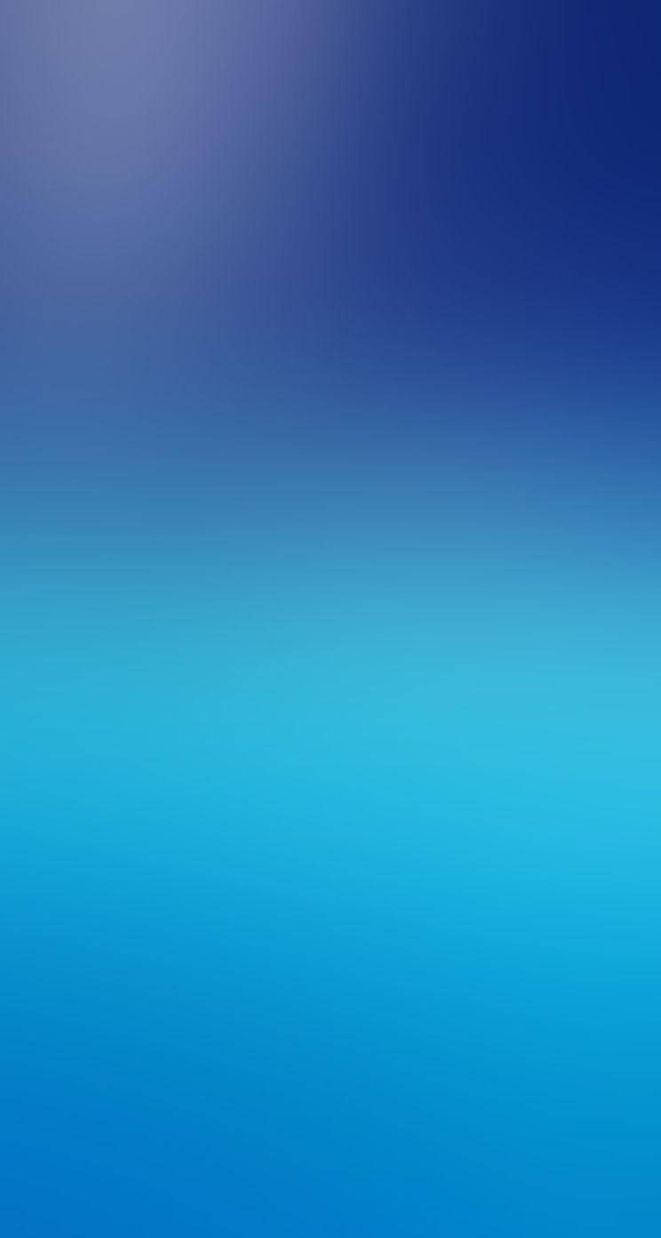 淺藍抽象藝術 iPhone SE 壁紙 — 寧靜的漸變天空，從深靛藍過渡到明亮的青藍色。