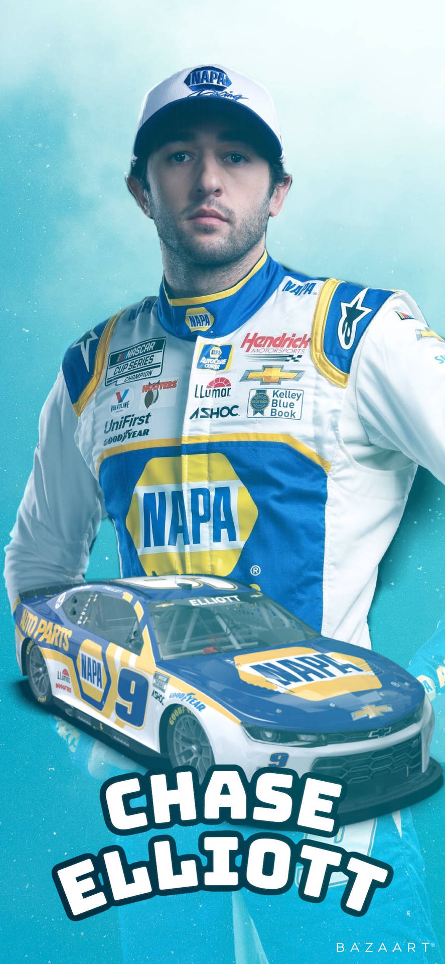 NASCAR車手Chase Elliott身穿賽車裝備站在他的賽車旁。
