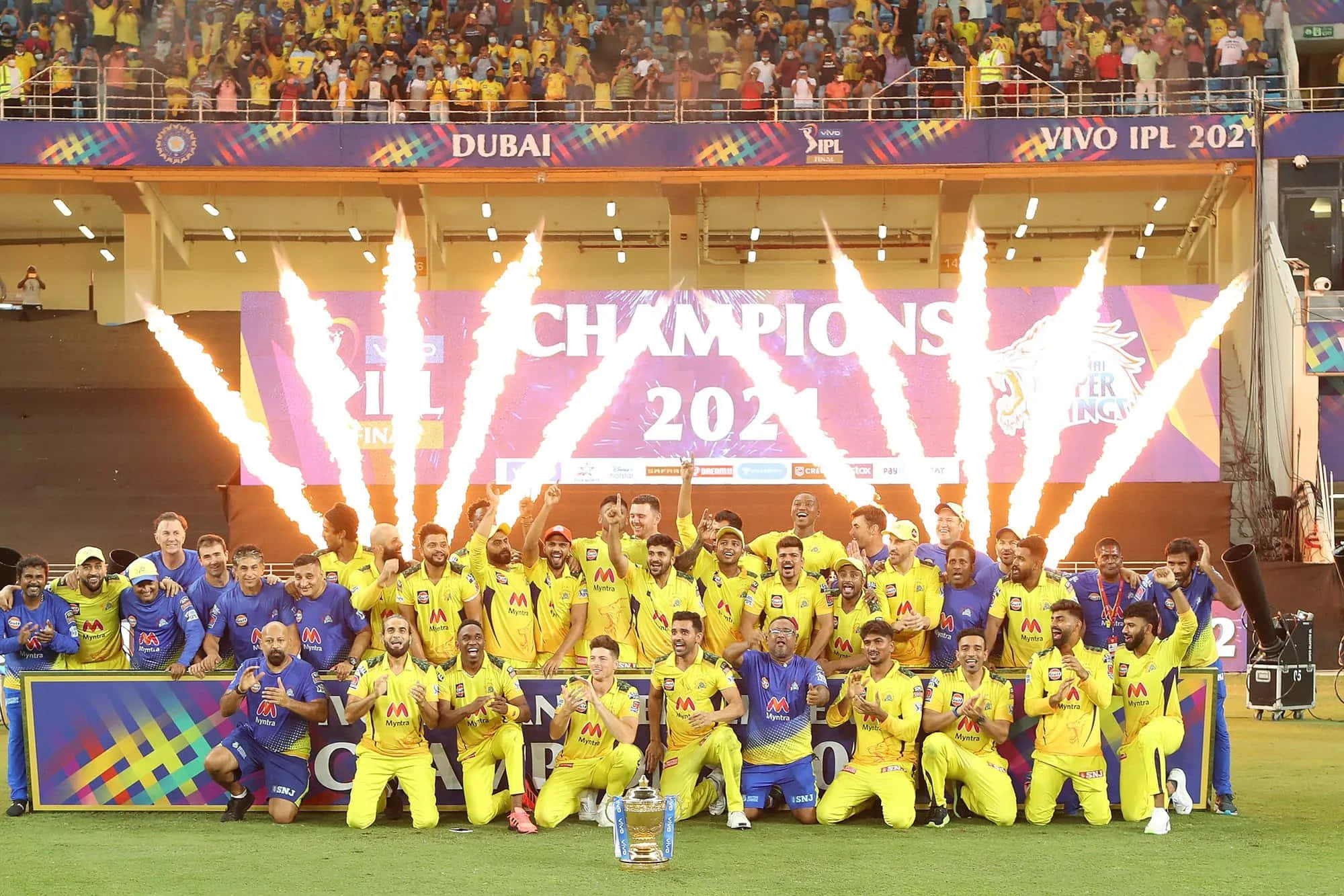 Csk 桌布 壁紙 — 清奈超級國王板球隊在球場燈光下以煙花和獎盃慶祝IPL 2021勝利。