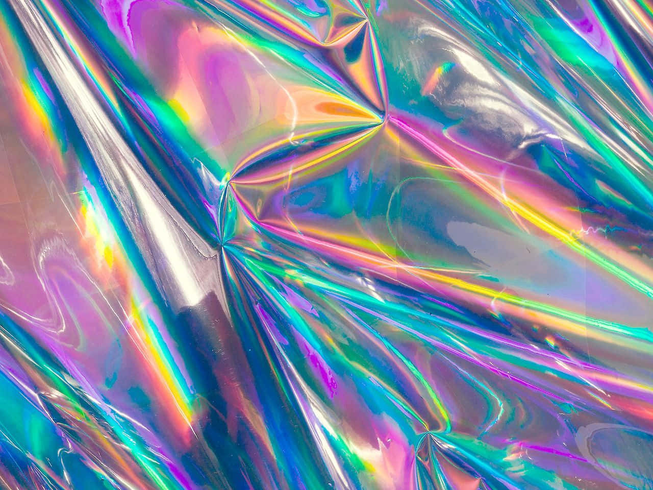 清新又搖滾的九十年代風格 壁紙 — 皺巴巴的全息箔特寫，在動態幾何摺疊中反射出鮮豔的彩虹色調。