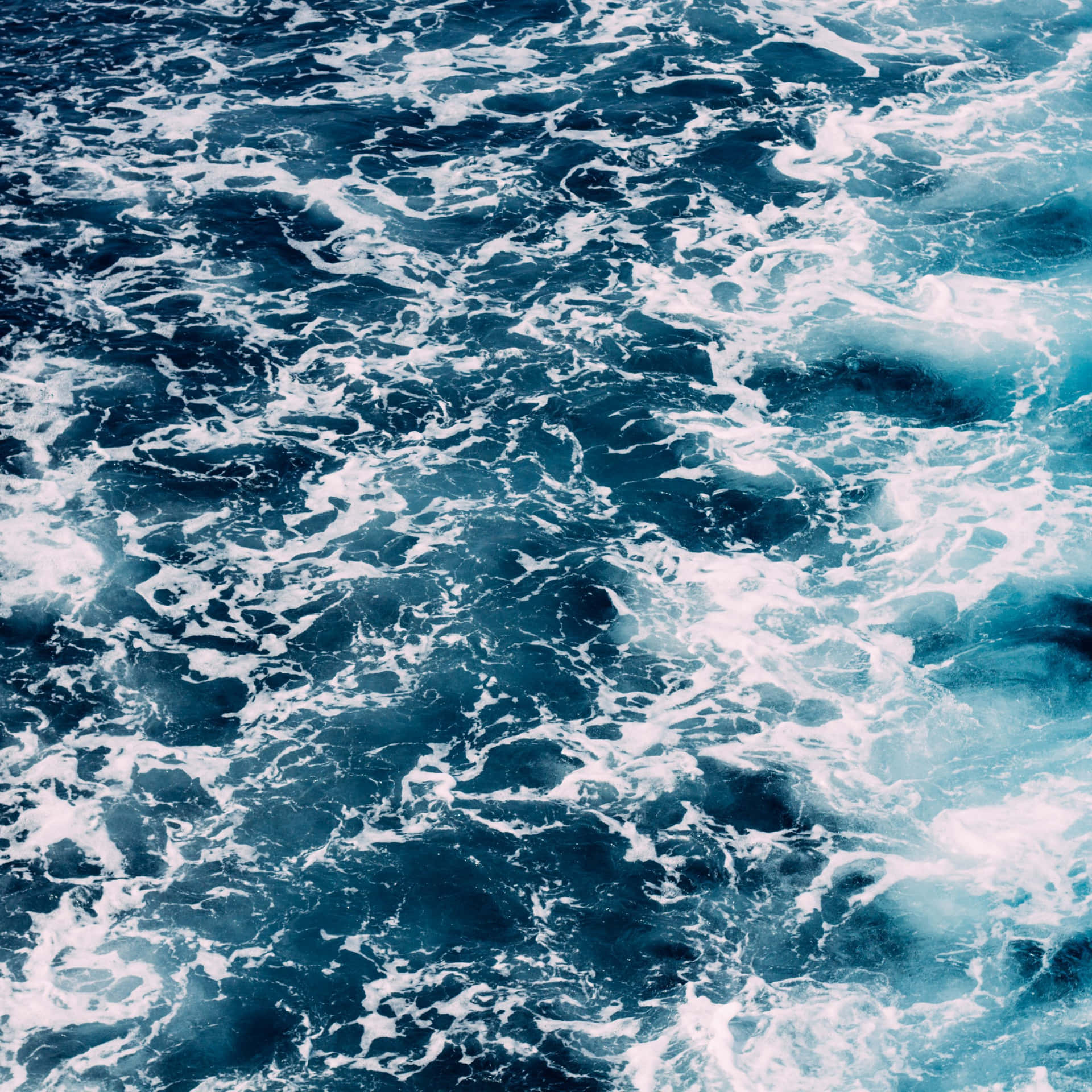 翻騰的海浪，深藍海水與白色泡沫。