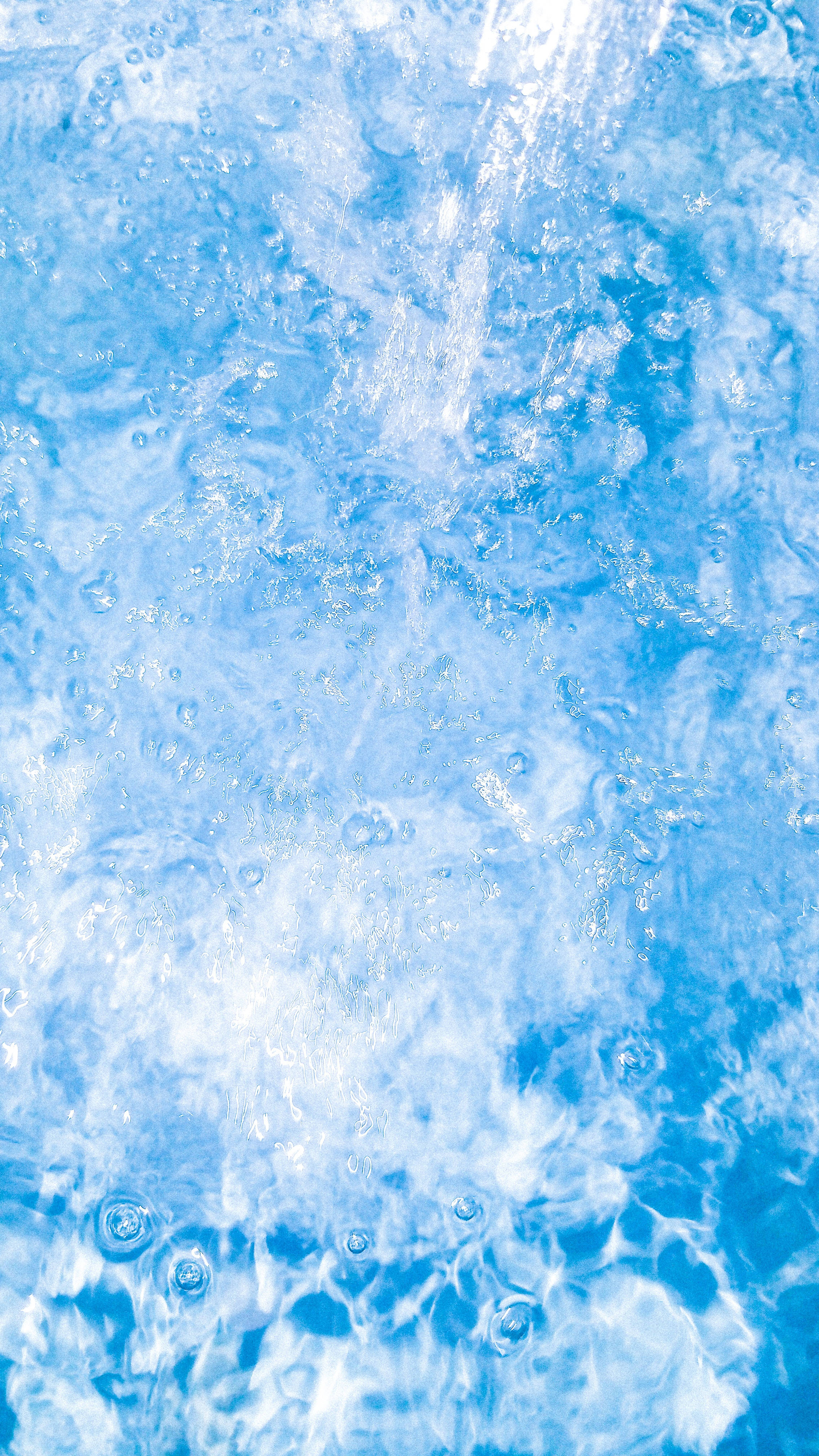 清新水波紋理 壁紙 — 充滿活力的藍色水，帶有漩渦水流和閃閃發光的氣泡，營造出動態的水生紋理。