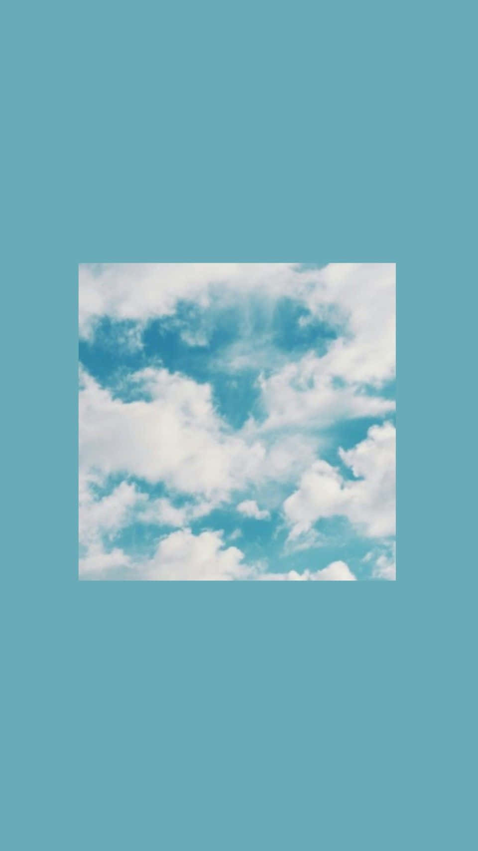 蓬鬆的白雲映襯著青綠色的天空，由純色青綠色背景框住。