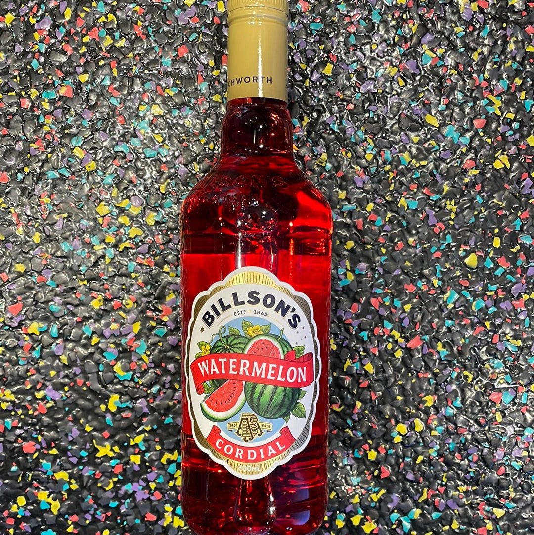 清新美味的Billsons西瓜果味飲料 壁紙 — 一個鮮豔的紅色西瓜糖漿瓶立在色彩繽紛的斑點背景前。