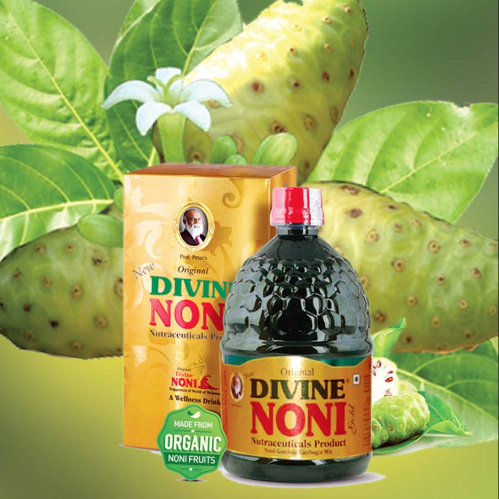 Divine Noni飲品瓶和盒，背景有諾麗果和葉子。