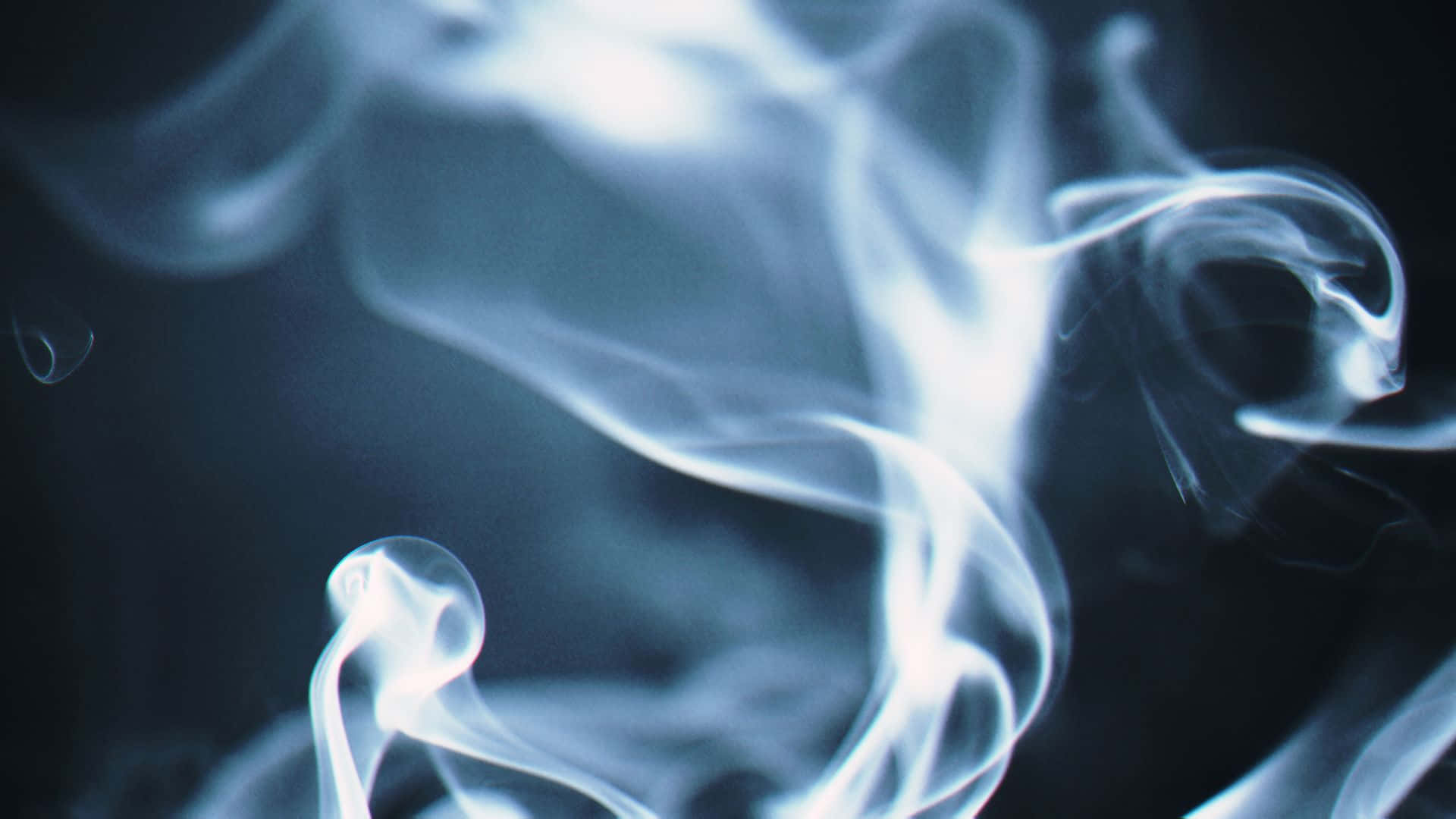 吸煙 桌布 壁紙 — 清涼藍色煙霧的縹緲縷縷在深邃黑色背景上飄移、捲曲，形成迷人的抽象舞蹈。