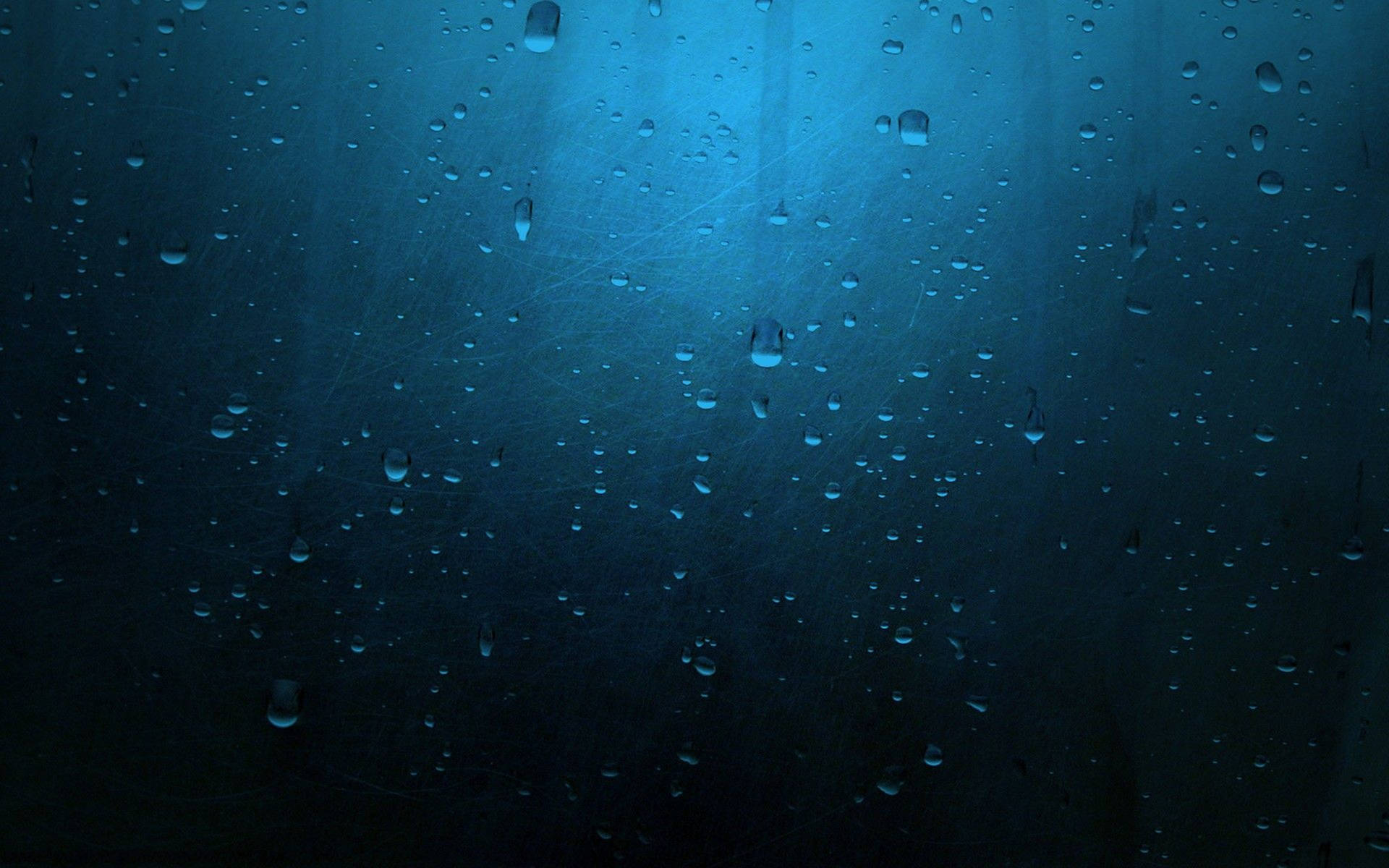 窗戶上的雨滴，藍光穿透而過