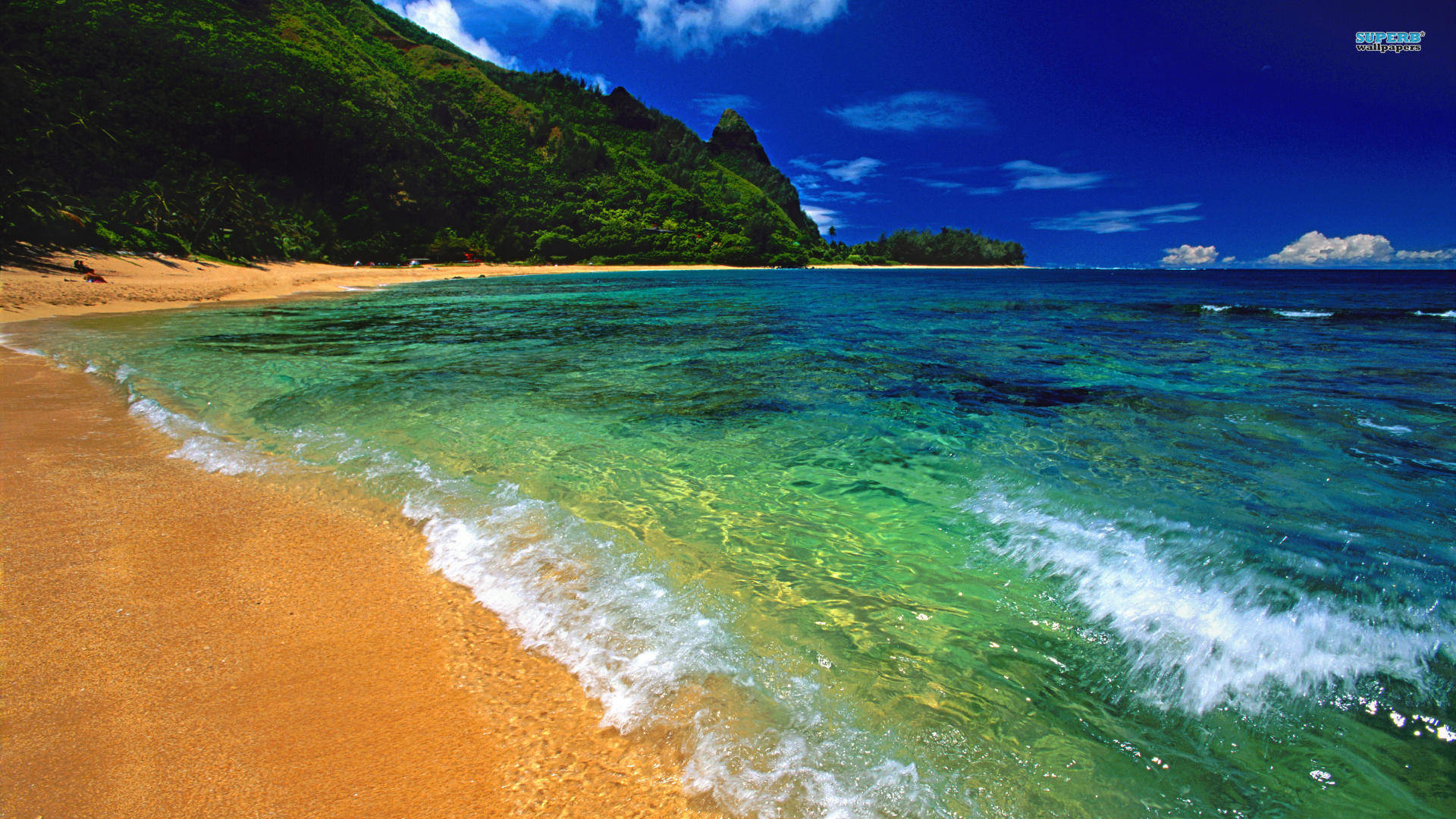 Beach Desktop 桌布 壁紙 — 清澈的碧綠海浪輕輕拍打著金色沙灘，上方是蔚藍的天空，點綴著幾朵白雲。