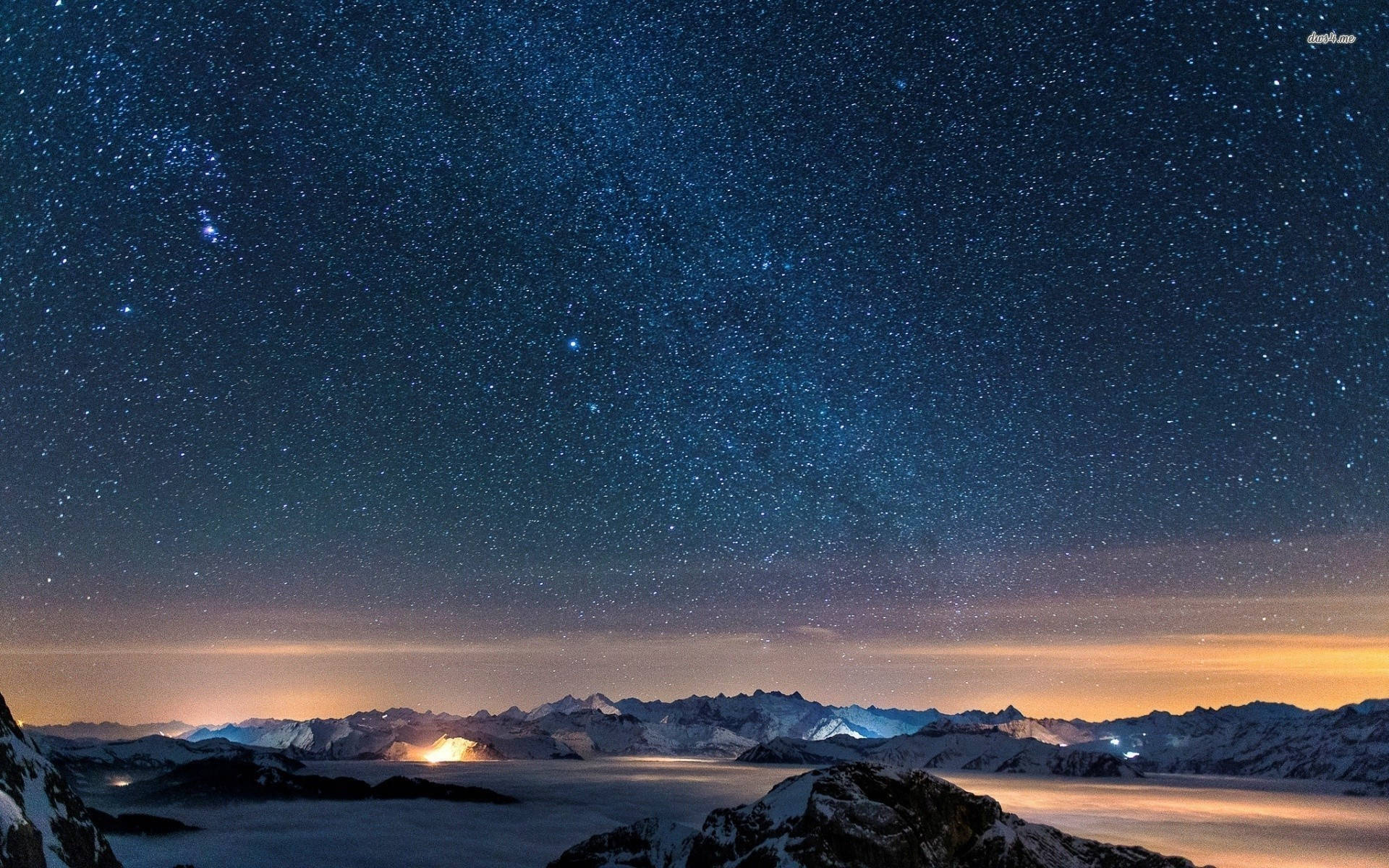 清澈美麗的夜空 壁紙 — 積雪的山峰刺穿星空，下方是閃爍著極光的雲海。