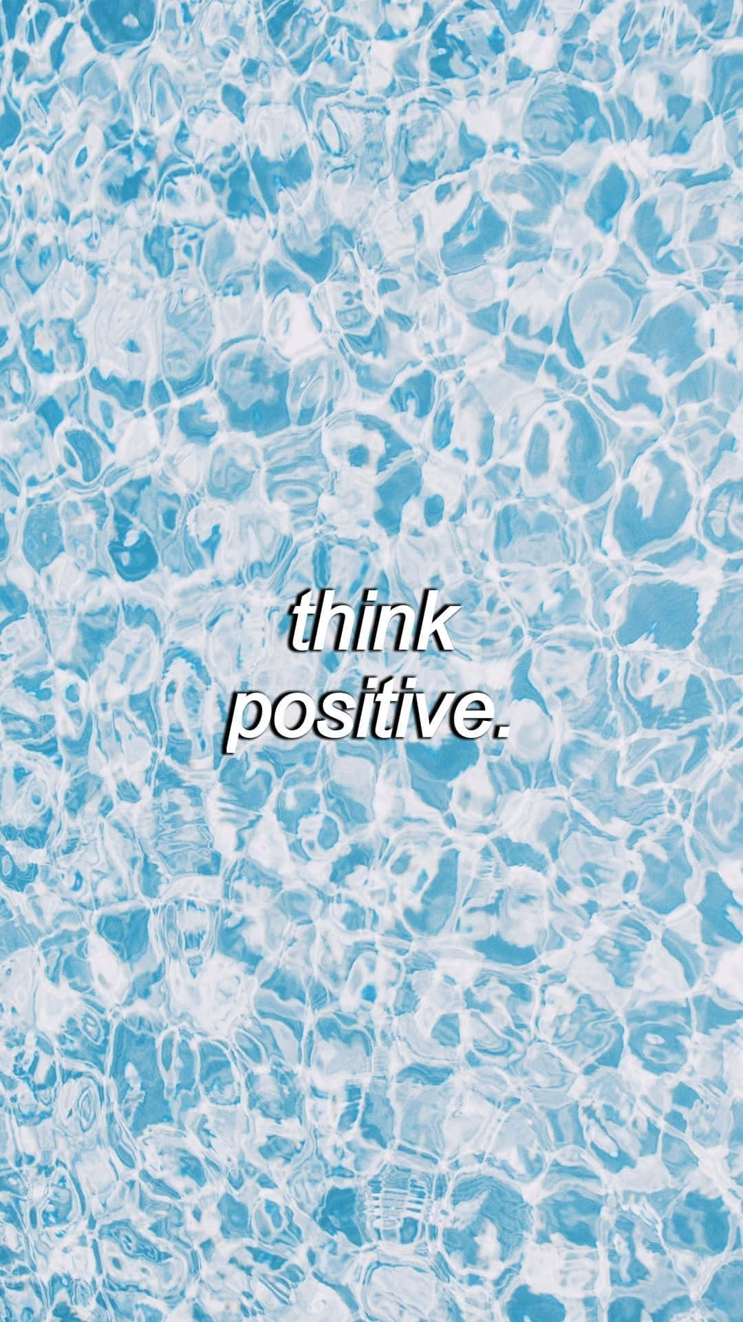 可愛藍色 桌布 壁紙 — 清澈藍色水面的漣漪閃爍著陽光反射，白色文字寫著think positive。
