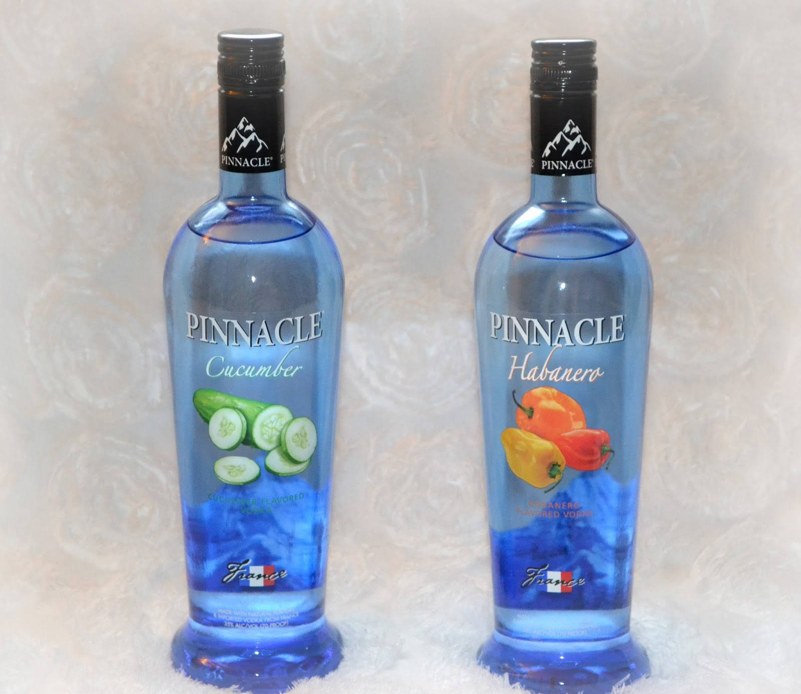兩支藍色Pinnacle伏特加酒瓶，一支青瓜一支哈瓦那辣椒味