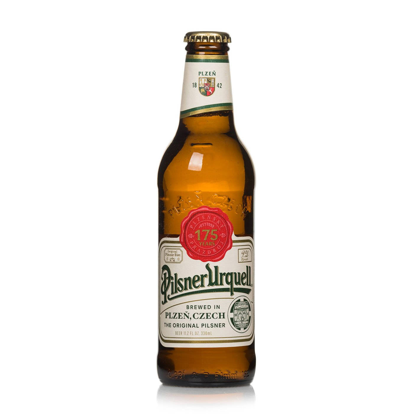 一瓶Pilsner Urquell啤酒，白色標籤上有紅色封條和綠色文字。