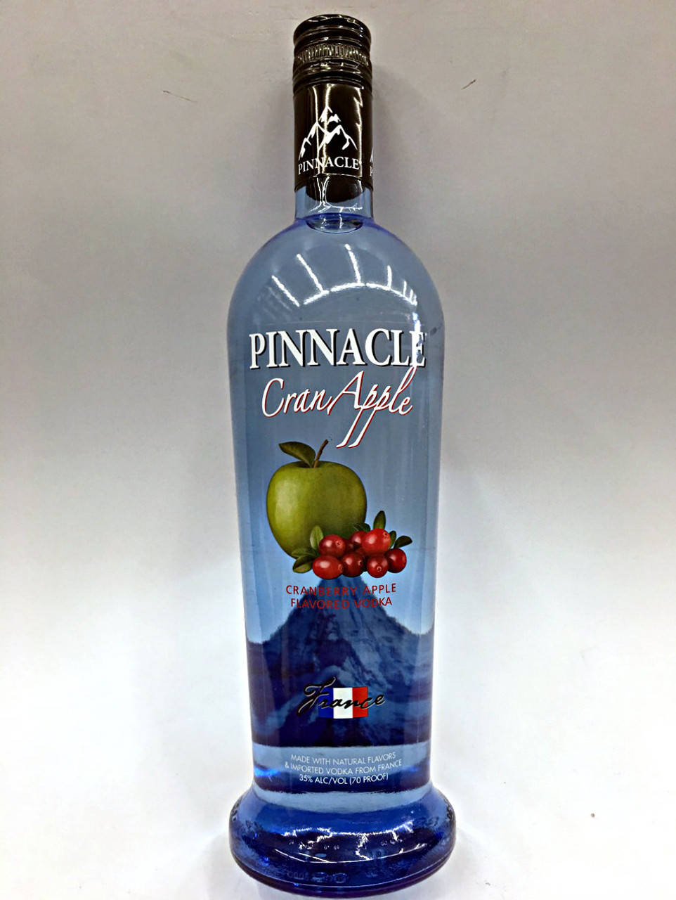 藍色Pinnacle CranApple風味伏特加瓶，帶有蘋果和蔓越莓圖案。