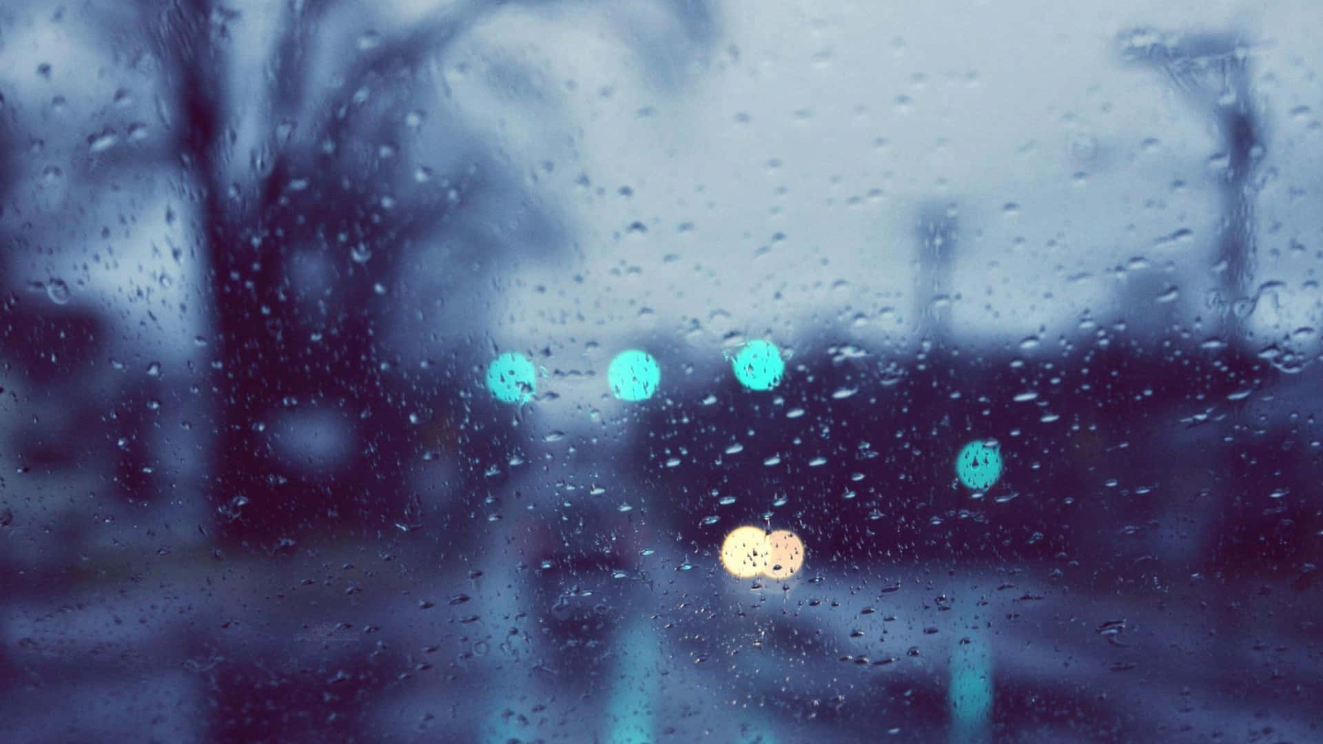 窗上的雨滴，背景中模糊的城市燈光閃爍。
