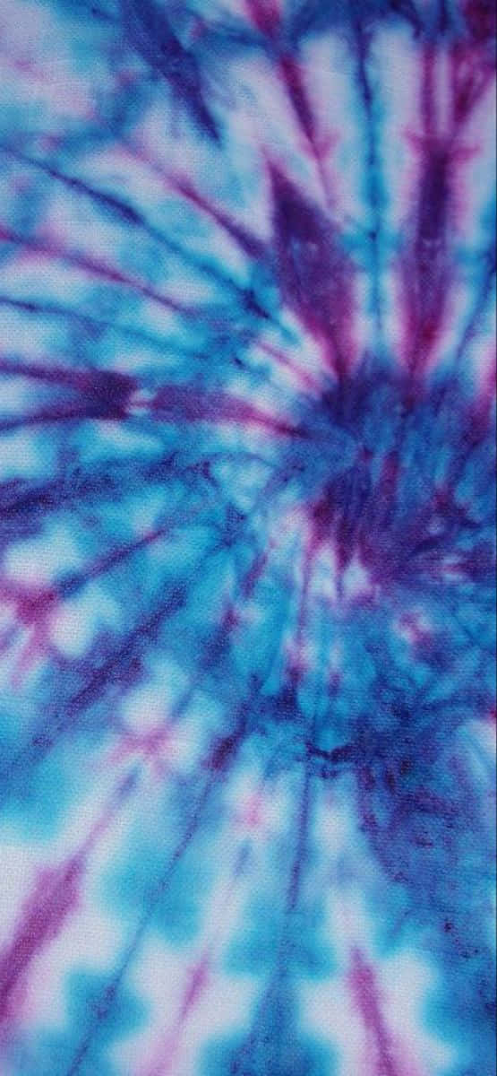 藍色和紫色紮染布料的特寫，帶有星爆圖案。