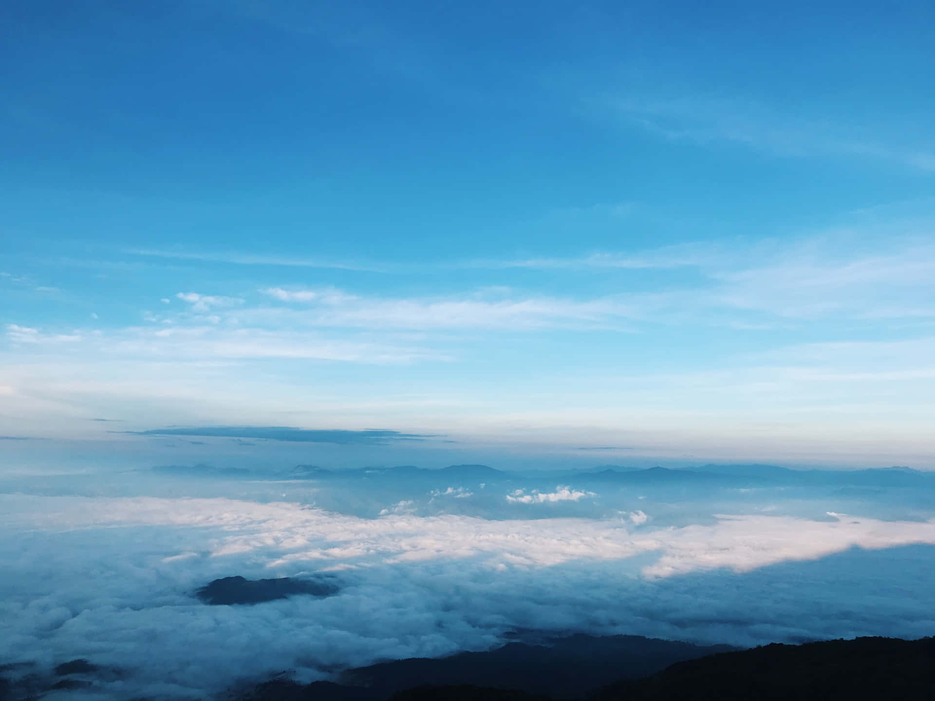 清澈藍天下雲海之上的山頂