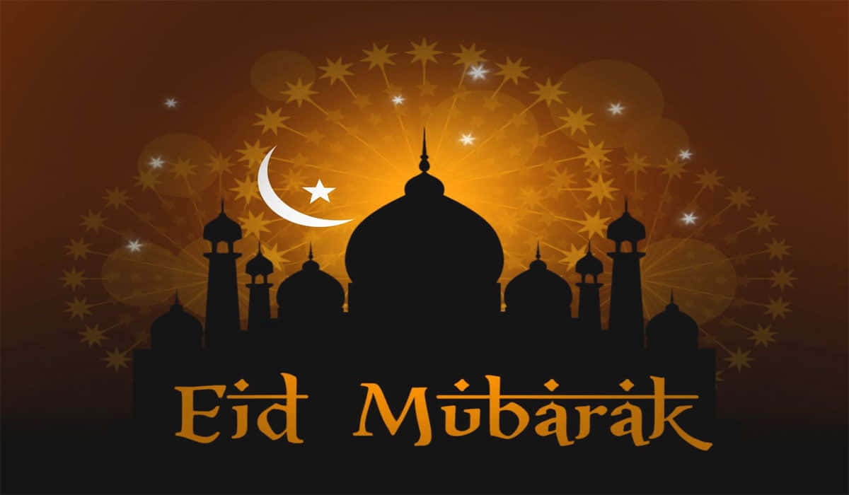 Eid Mubarak 桌布 壁紙 — 清真寺的剪影，配以新月和星星，背景溫暖發光，並帶有「Eid Mubarak」文字。