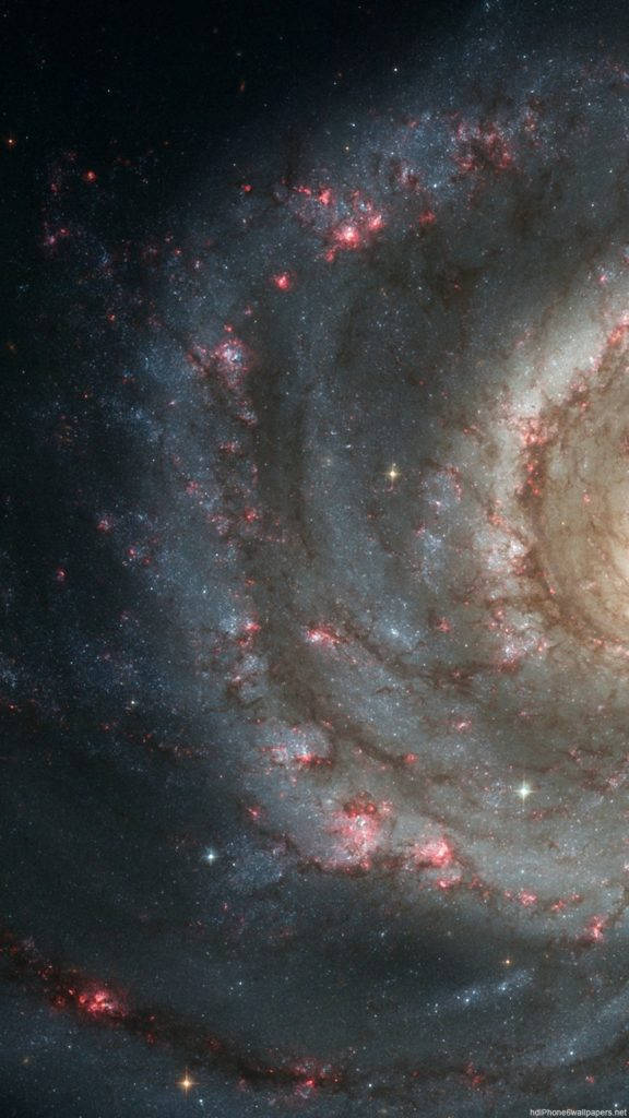 渦旋特寫星系 iPhone 壁紙 — 一個令人嘆為觀止的螺旋星系，在深邃的黑色虛空中旋轉，散發著熾熱的紅色星團和旋轉的宇宙塵埃。