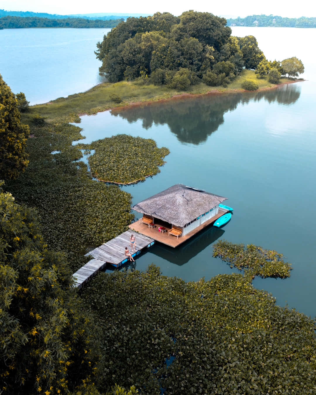湖中央碼頭上的小屋 壁紙