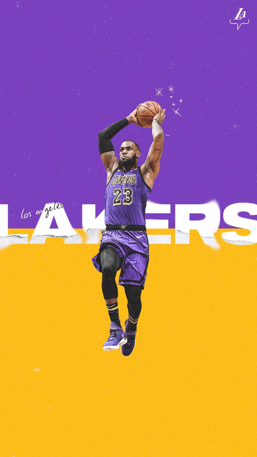 湖人隊 iPhone 帶 LeBron 跳投動作 壁紙 — 身穿紫色湖人隊球衣的勒邦占士在半空中跳起，手持籃球，背景是充滿活力的紫色和黃色，並帶有 'Lakers' 字樣。