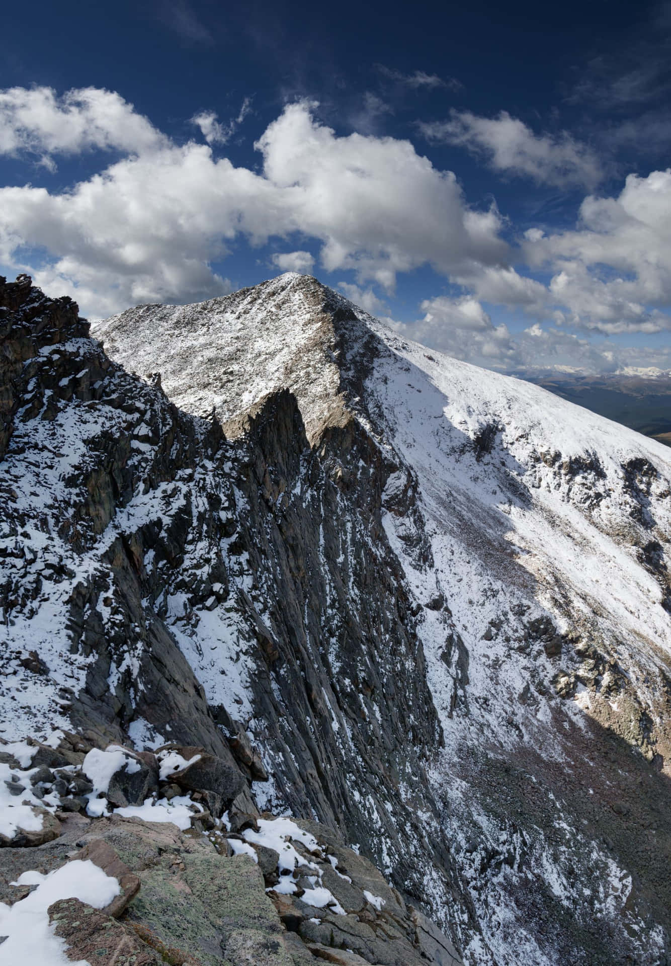 藍天白雲下的白雪覆蓋山峰