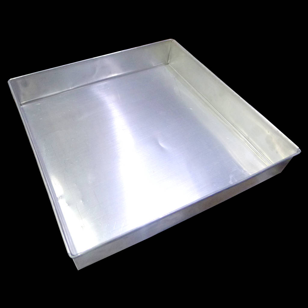 黑色背景上的閃亮銀色方形烤盤