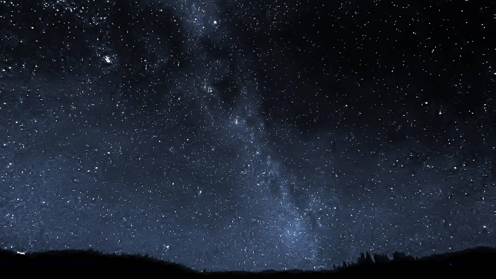 夜晚銀河系在山脈剪影上方閃耀