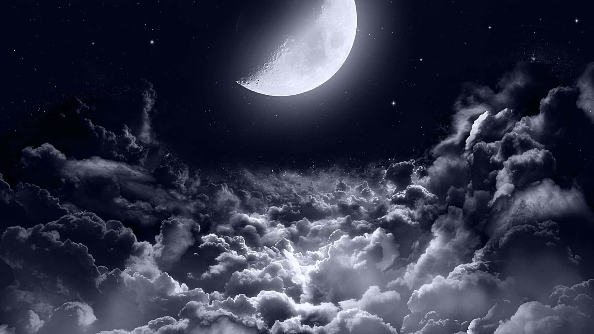 湖面美麗的日落 壁紙 — 明亮的彎月在繁星點點的夜空穿過濃密雲層，灑下空靈的光芒。