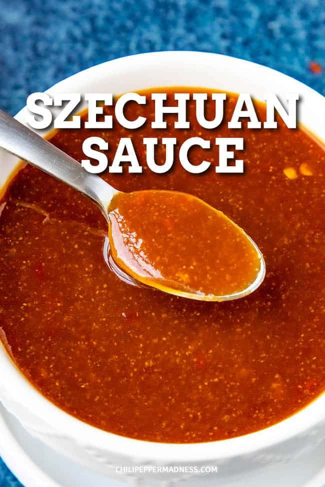 Szechuan Sauce 桌布 壁紙 — 湯匙從白色碗中舀起光澤的紅色四川醬，背景為紋理藍色。