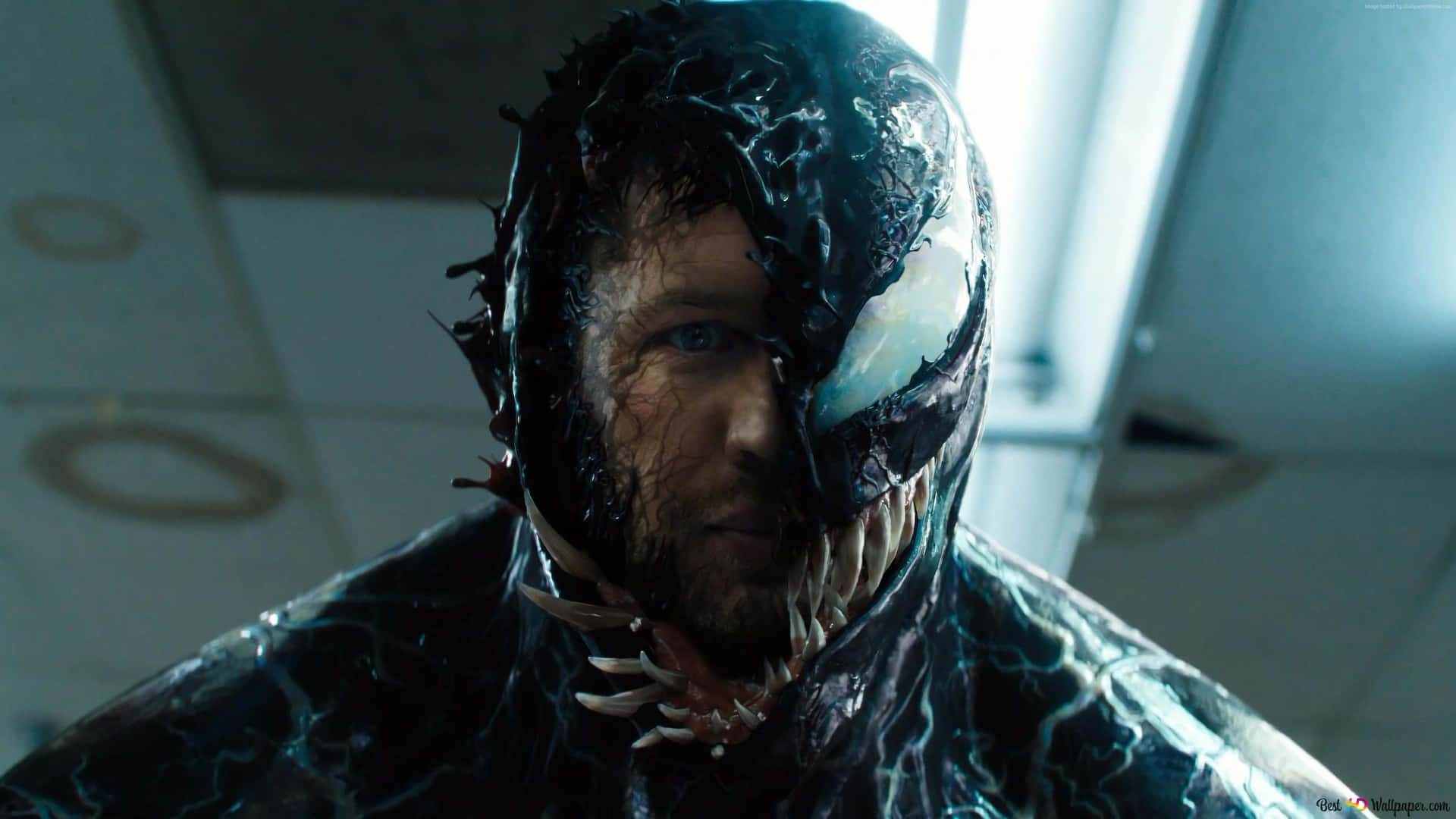 Venom 半邊臉被黑色共生體覆蓋，發出白光的眼睛和尖銳的牙齒。