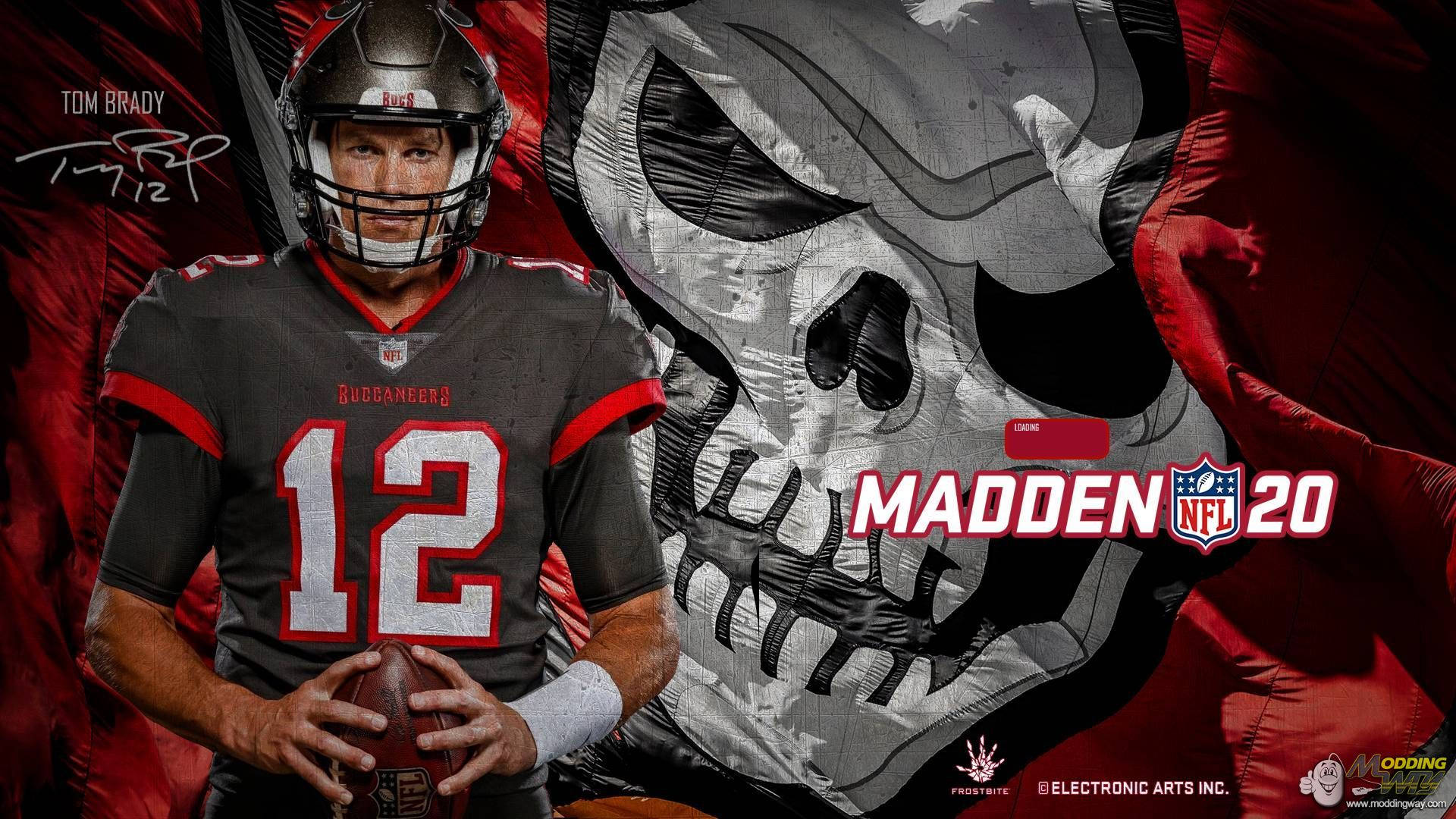 湯姆·布雷迪 Madden NFL 標誌 壁紙 — Tom Brady 身穿海盜隊球衣，手持足球，站在 Madden NFL 20 宣傳壁紙中的大型骷髏圖案前。