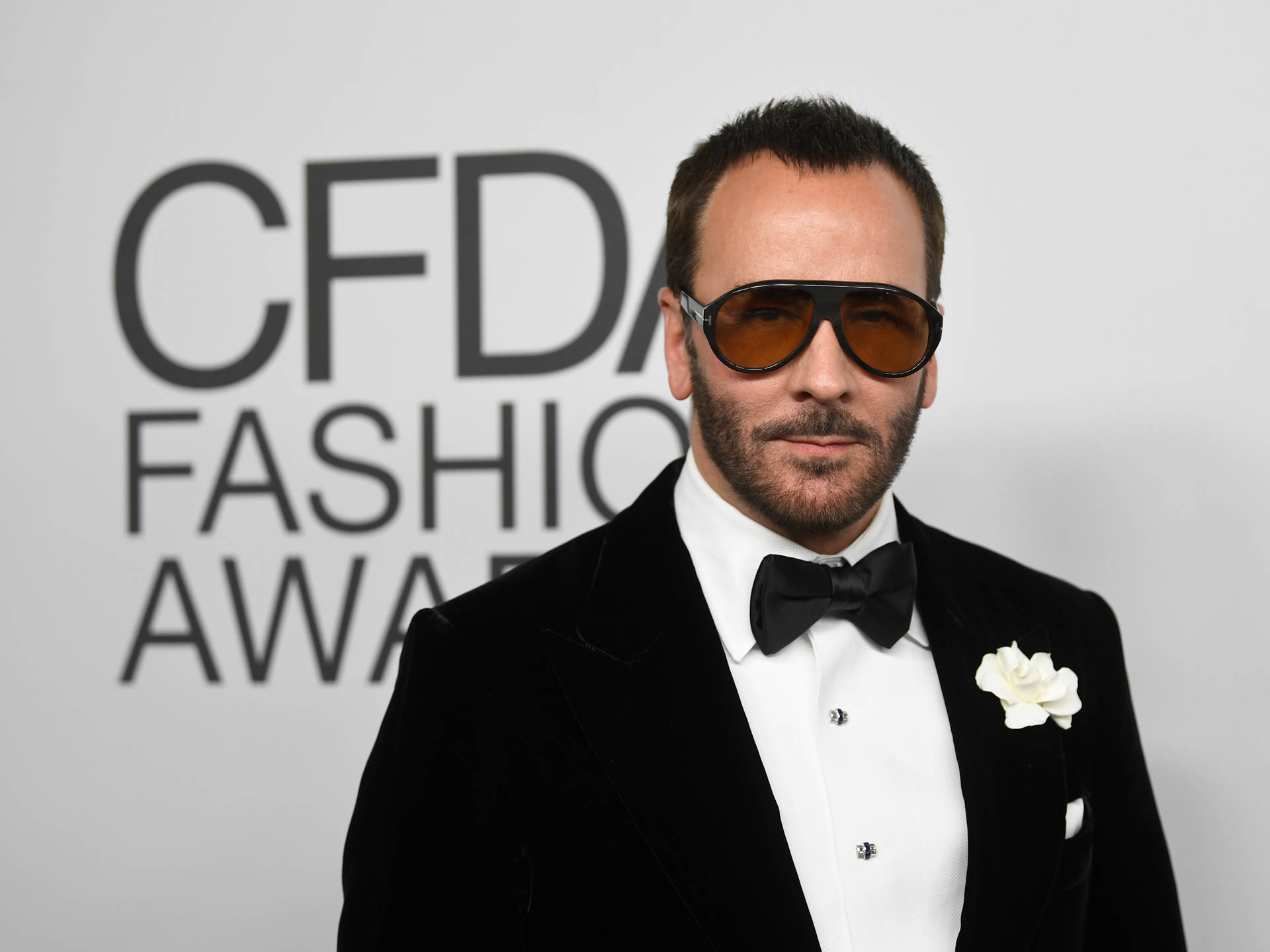 在CFDA時尚大獎上身穿黑色天鵝絨禮服和太陽眼鏡的男士。