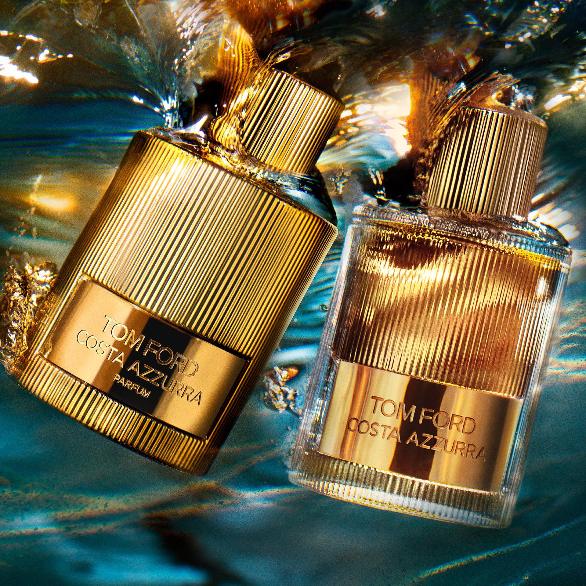 兩支金色Tom Ford香水瓶在水中，帶有光線反射。