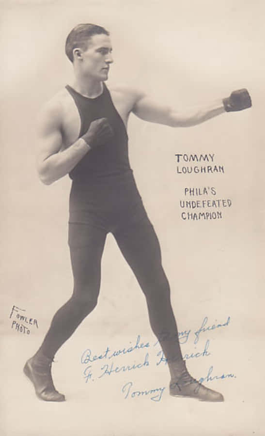 湯米·勞格蘭身穿黑色運動裝 壁紙 — 復古棕褐色調的拳擊手Tommy Loughran身穿深色背心和手套擺出戰鬥姿勢的肖像。