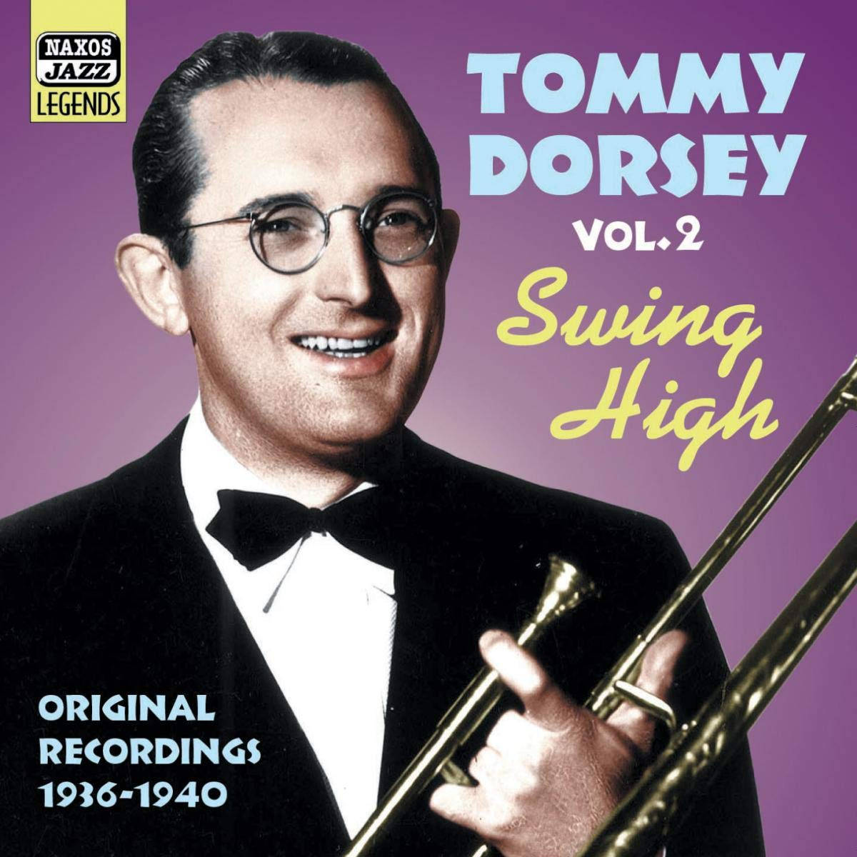 湯米·多西《Swing High Volume 2》專輯封面 壁紙 — 一位微笑的男士身穿燕尾服，在紫色背景前手持小號，並帶有專輯文字。
