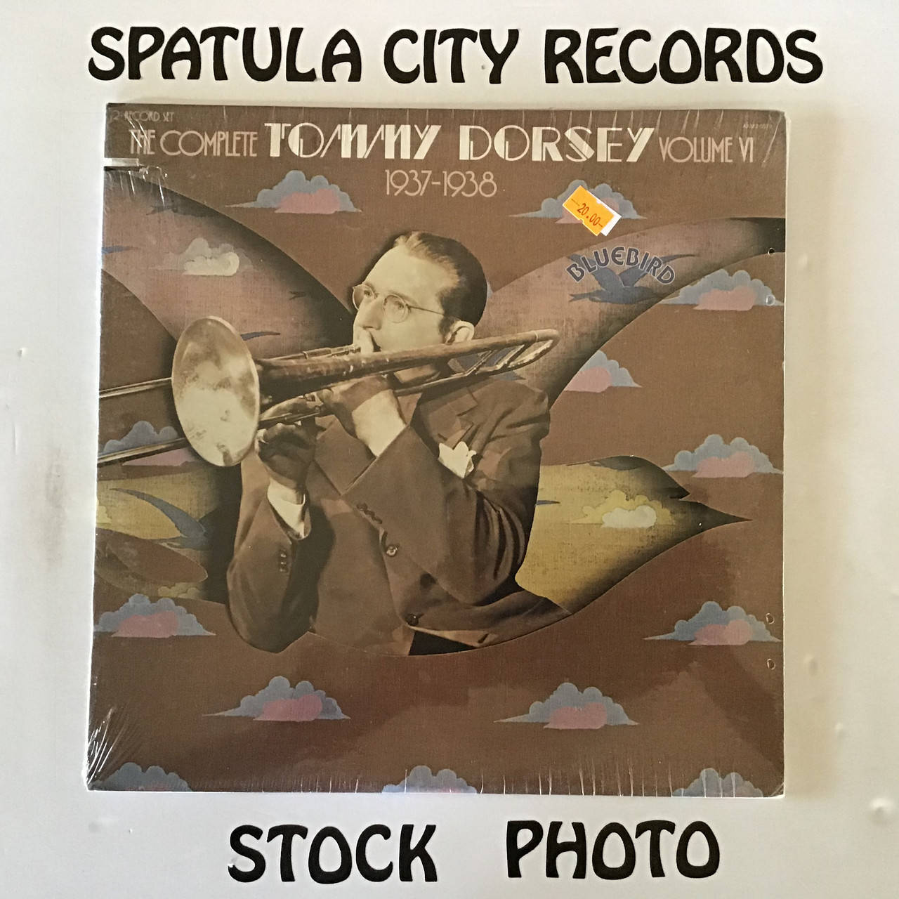 湯米·多西1937至1938年熱門歌曲專輯封面 壁紙 — 復古爵士專輯封面，Tommy Dorsey 在風格化的天空背景下演奏長號，天空中有雲和鳥。