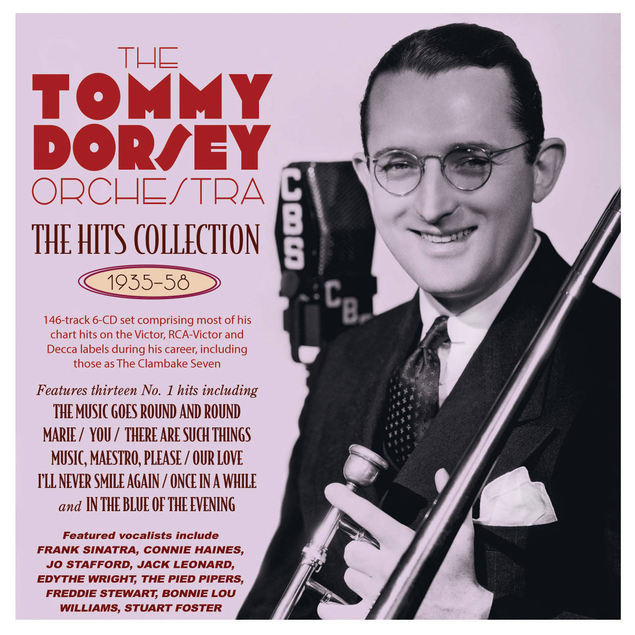湯米·多西與他的樂隊作品集封面 壁紙 — 微笑的爵士小號手Tommy Dorsey身穿西裝戴眼鏡，在淡紫色背景上與CBS咪高峰旁手持小號，附有專輯文字。