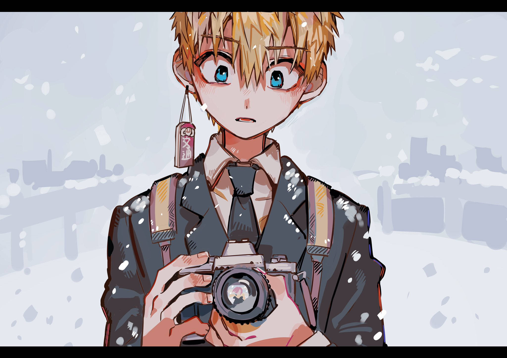 動漫男孩在雪景城市中拿著相機