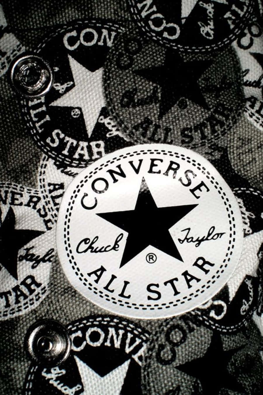 帶有孔眼和重複標誌的Converse All Star品牌布料的特寫。