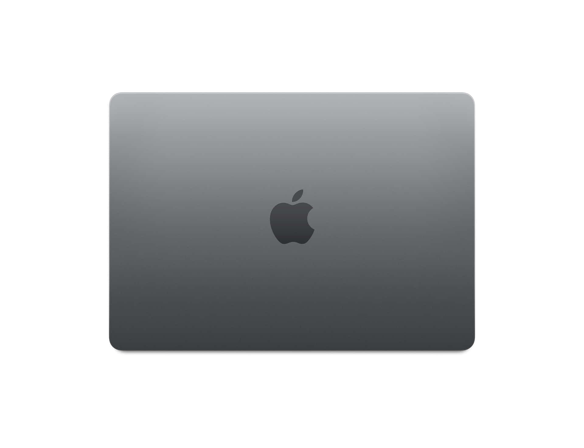 深灰色 MacBook 的背面，中央有 Apple 標誌，背景為白色。