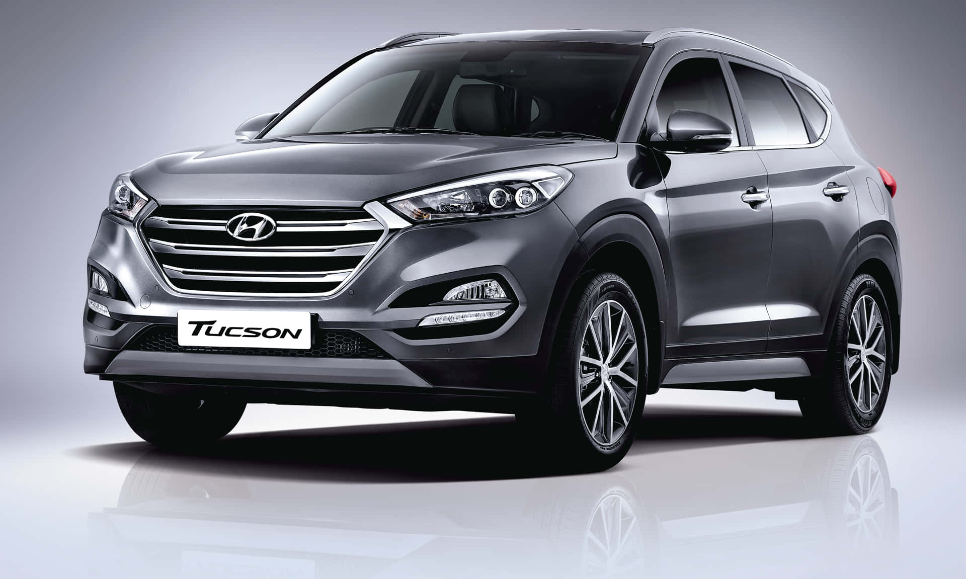 銀色Hyundai Tucson SUV在攝影棚中，反射地板