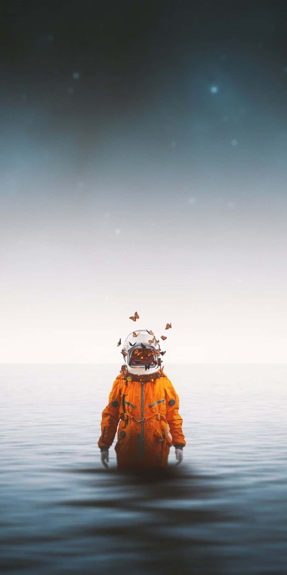 身穿橙色太空衣的太空人，蝴蝶從頭盔飛出，站在星空下的水中。
