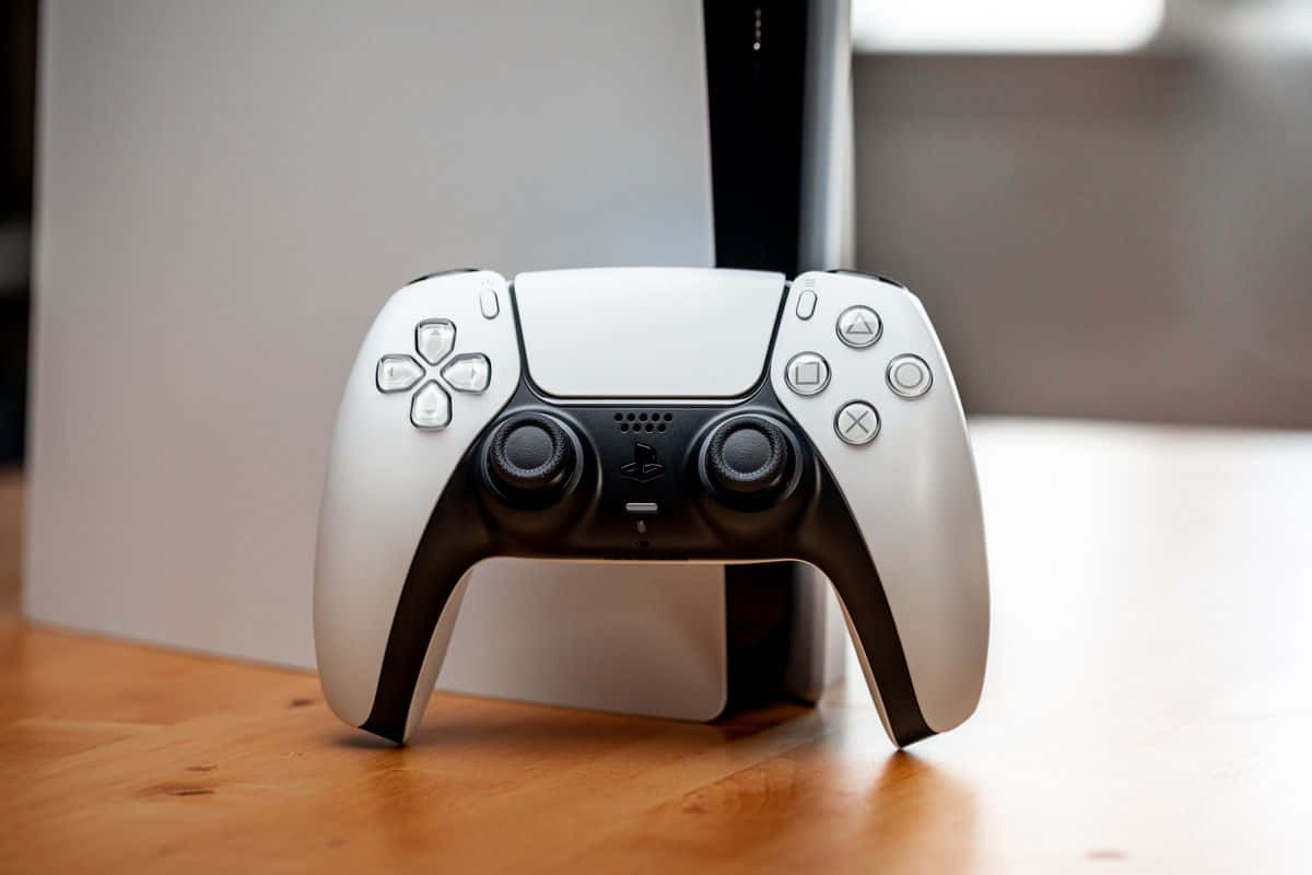 白色PlayStation 5手掣喺木枱上嘅主機旁邊