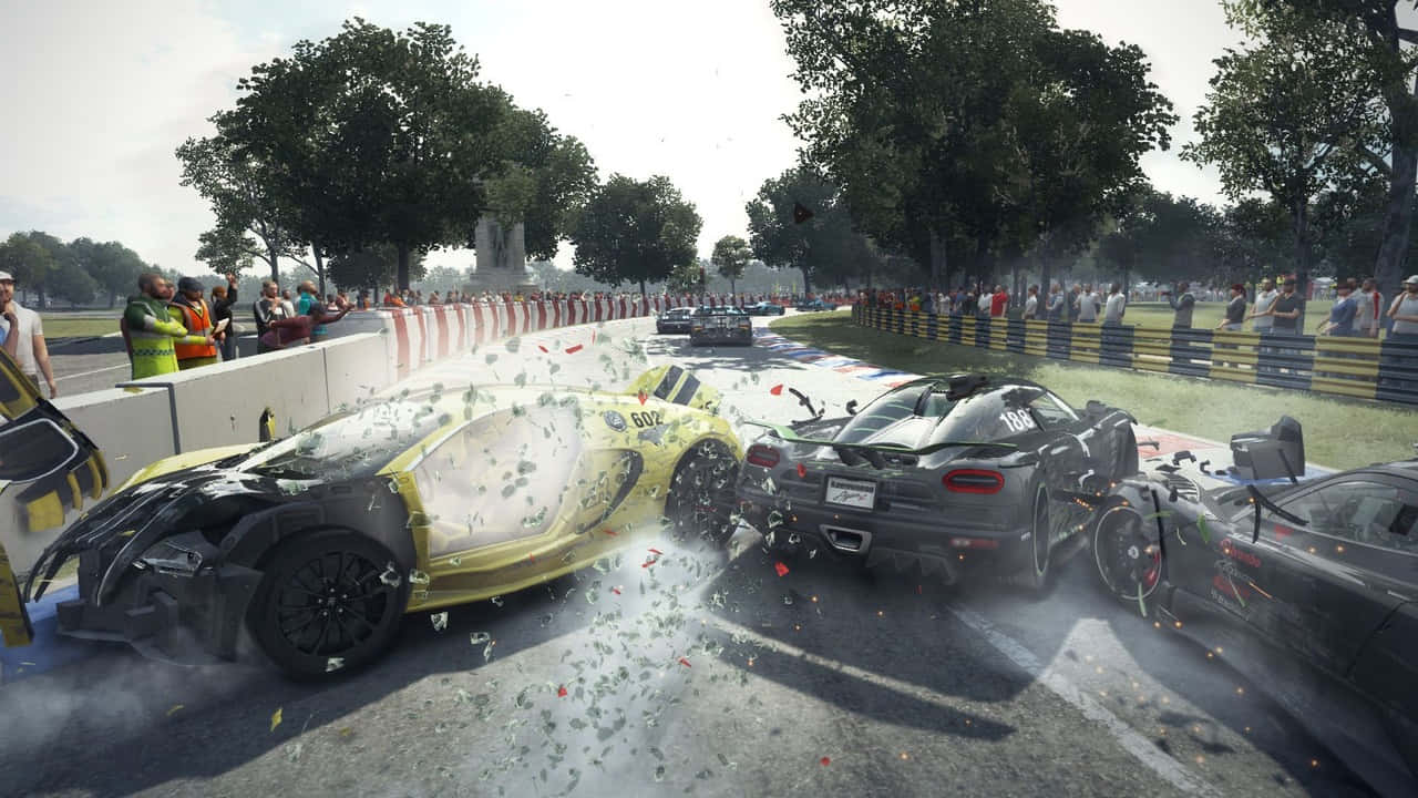 準備在 720p《Grid Autosport》中競速吧！ 壁紙 — 高速賽車在陽光明媚的賽道上猛烈相撞，觀眾在屏障後觀看。