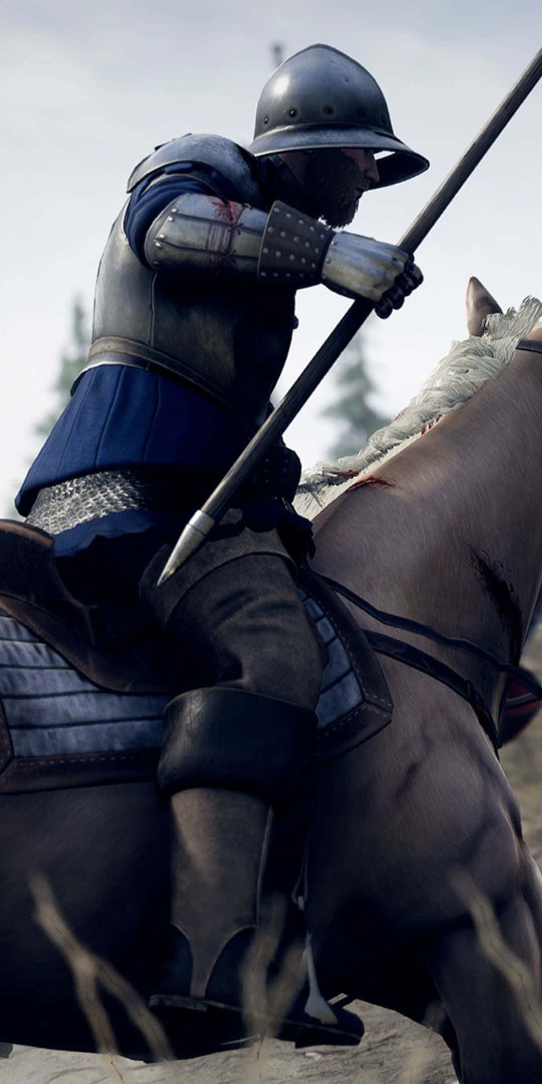 準備在 Pixel 3 上展開《Mordhau》的全面戰爭 壁紙 — 一名身穿暗色盔甲的騎士騎著馬，手持長矛，背景是柔和的天空和模糊的樹木。