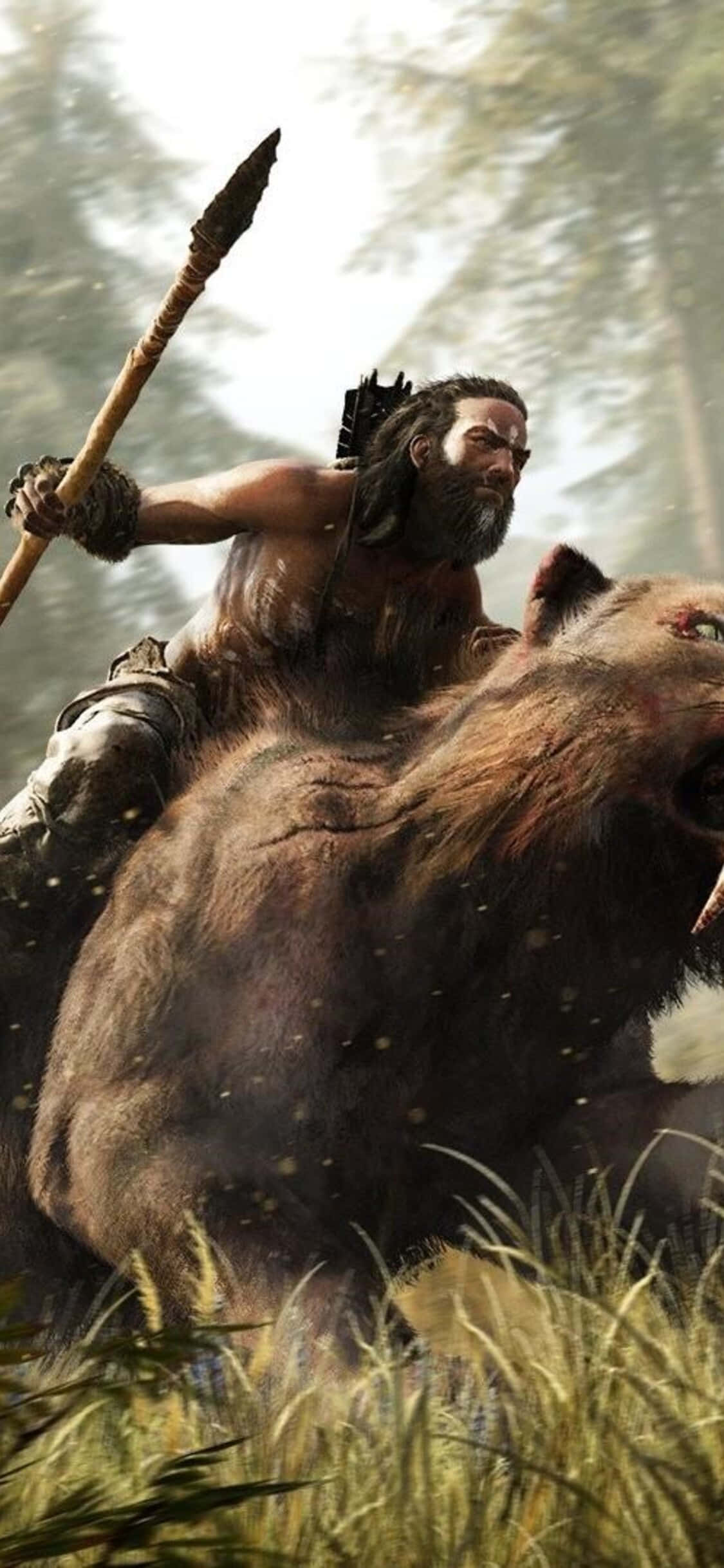 準備在新 iPhone Xs 上體驗《Far Cry 4》 壁紙 — 一位鬍鬚戰士騎著一頭巨大的熊，穿過陽光明媚的森林中的高草，手持長矛。