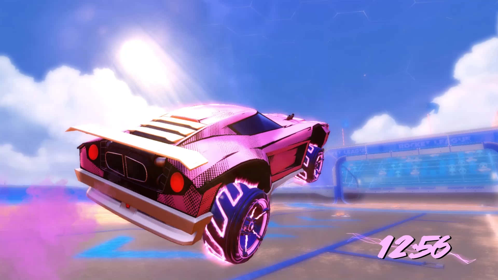 準備好，開始吧！以 1080p 光彩奪目的 Rocket League 開始遊戲 壁紙 — 一輛粉紅色未來賽車，帶有發光輪胎，在賽道上方的鮮豔天空中跳躍。